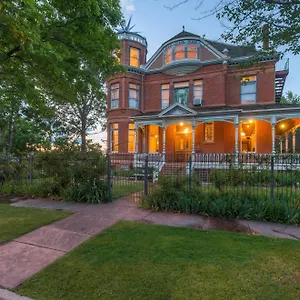 https://lumber-baron-inn-and-gardens.seedenverhotels.com